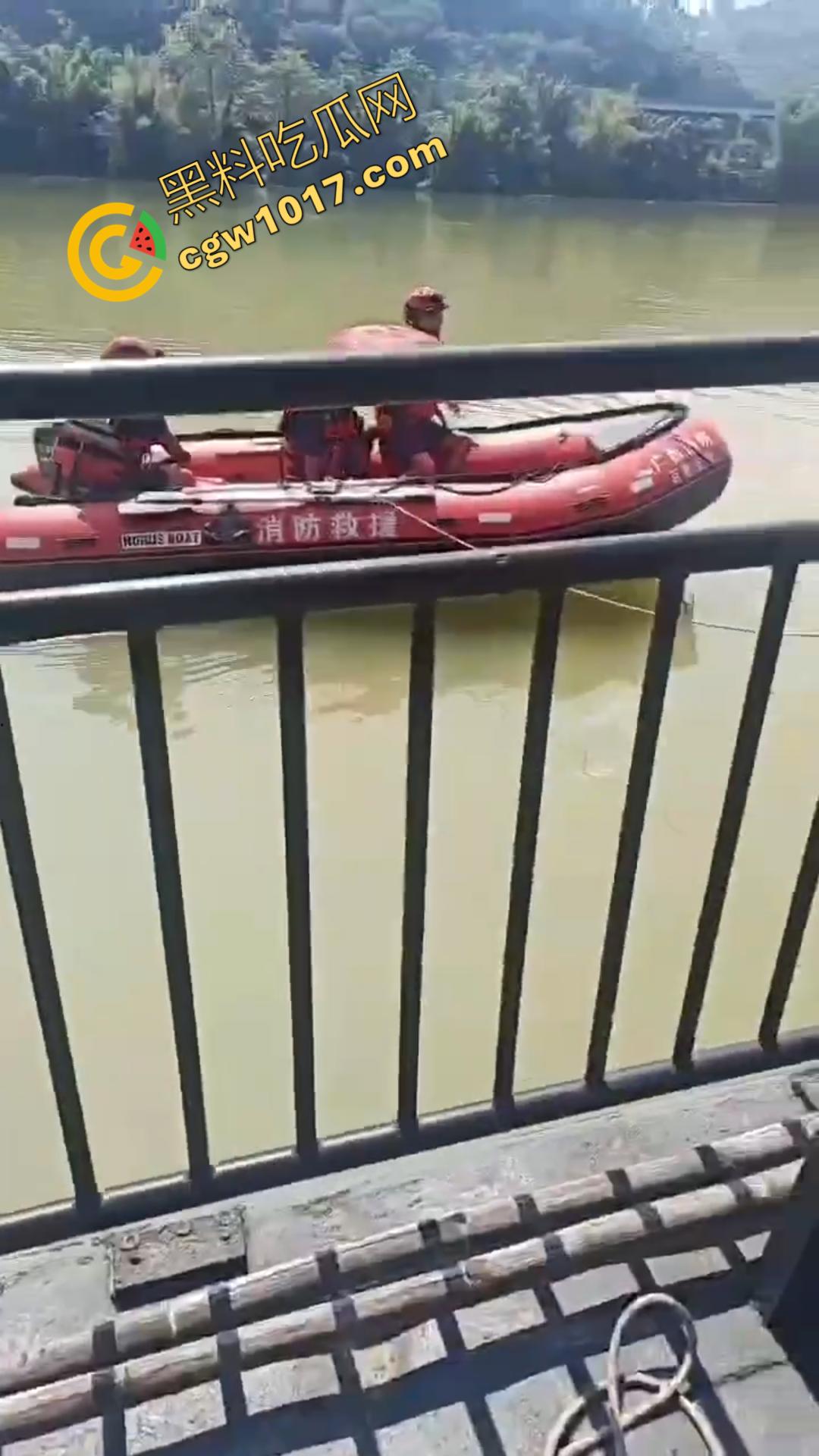 广西百色十字路口惊魂一刻:失控汽车撞飞数辆车辆,司机逃逸后坠河。8人受伤,搜救紧急展开!-6