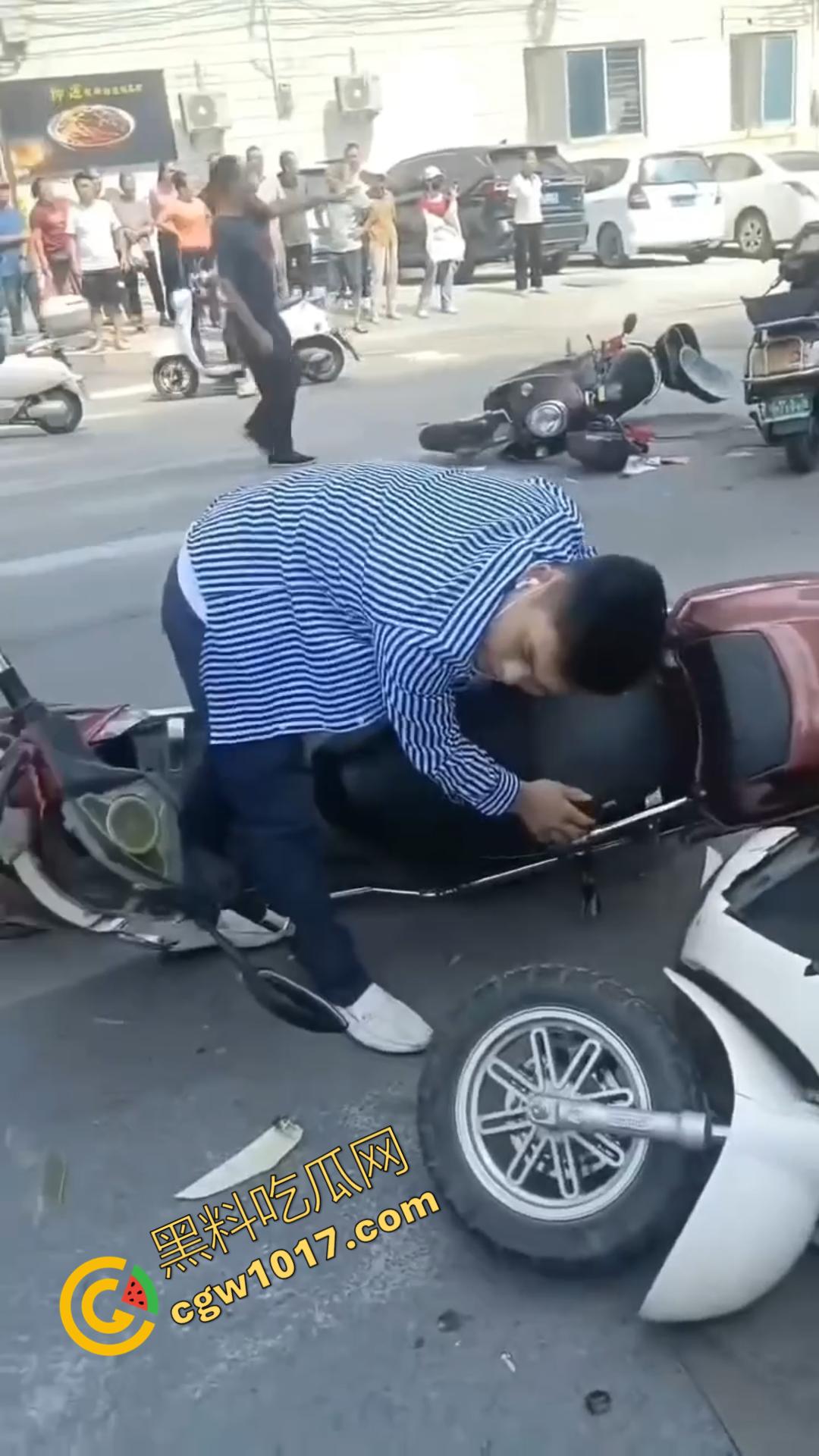 广西百色十字路口惊魂一刻:失控汽车撞飞数辆车辆,司机逃逸后坠河。8人受伤,搜救紧急展开!-8