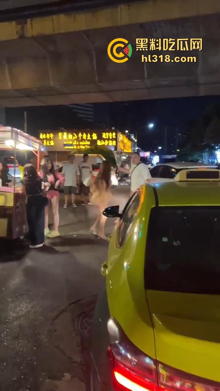 泰国妙龄小仙女发现自己的窝瓜王和女人搭话,吃醋直接暴走,深夜的街头相互殴打,集美的白色丁字裤都出来了!-1