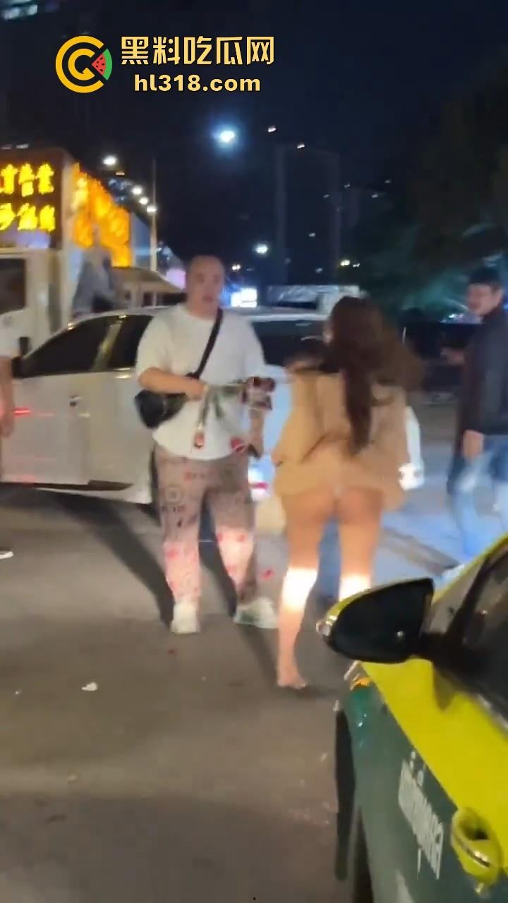 泰国妙龄小仙女发现自己的窝瓜王和女人搭话,吃醋直接暴走,深夜的街头相互殴打,集美的白色丁字裤都出来了!-2