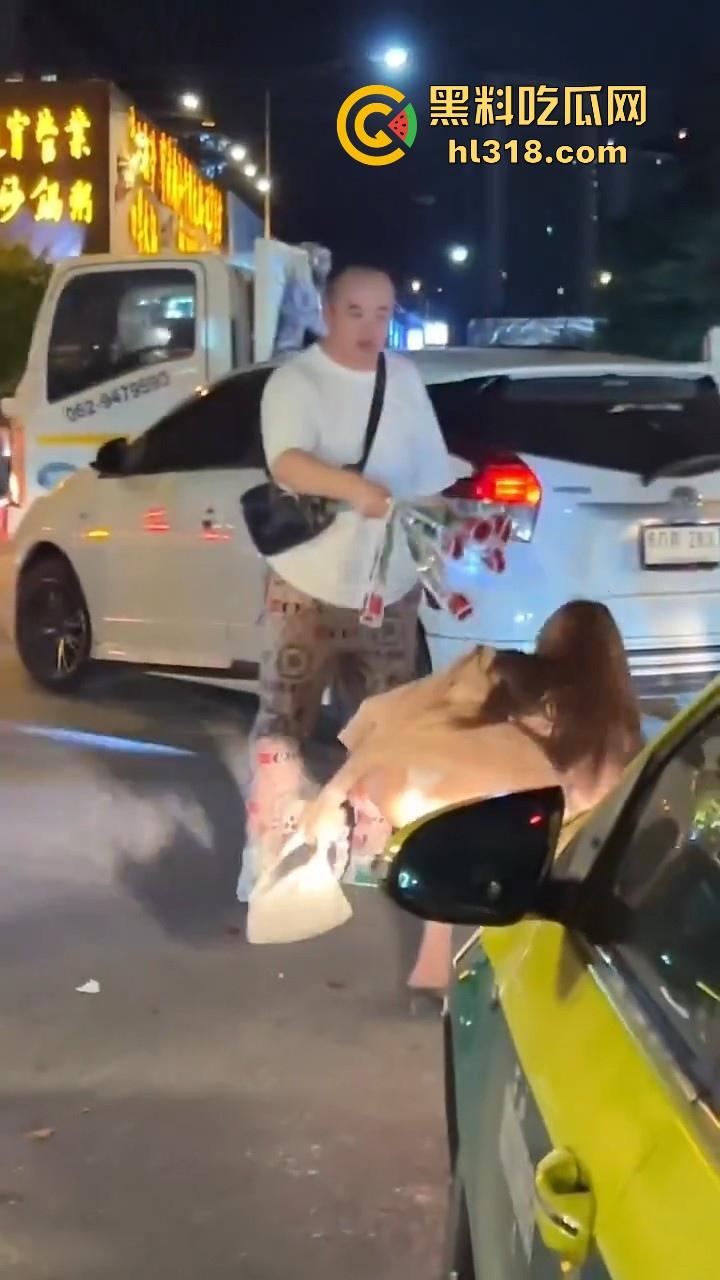 泰国妙龄小仙女发现自己的窝瓜王和女人搭话,吃醋直接暴走,深夜的街头相互殴打,集美的白色丁字裤都出来了!-3