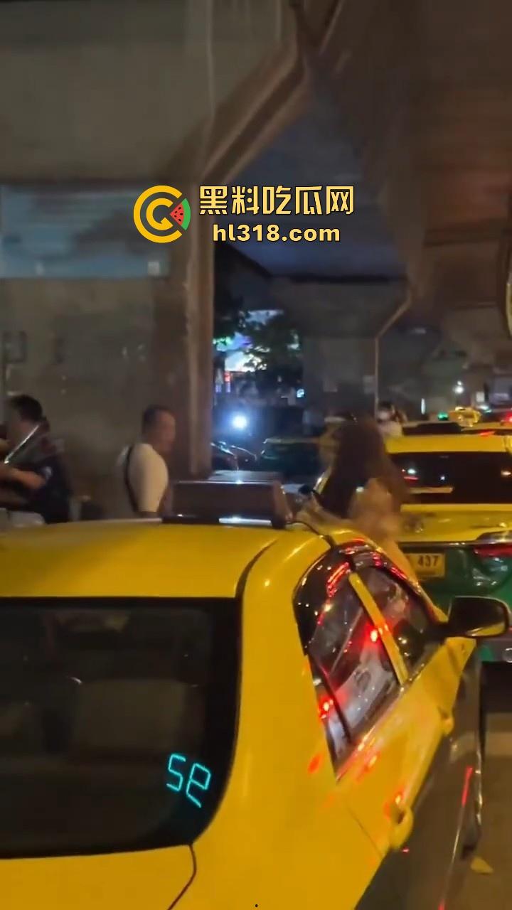 泰国妙龄小仙女发现自己的窝瓜王和女人搭话,吃醋直接暴走,深夜的街头相互殴打,集美的白色丁字裤都出来了!-5