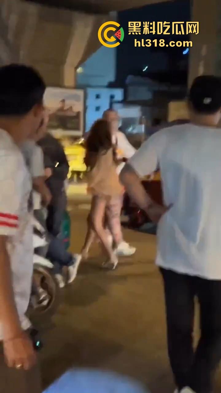 泰国妙龄小仙女发现自己的窝瓜王和女人搭话,吃醋直接暴走,深夜的街头相互殴打,集美的白色丁字裤都出来了!-6