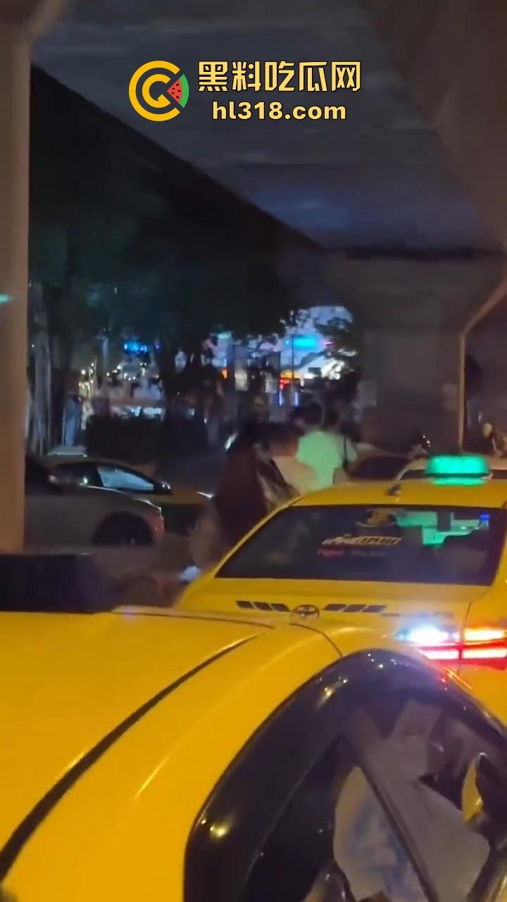 泰国妙龄小仙女发现自己的窝瓜王和女人搭话,吃醋直接暴走,深夜的街头相互殴打,集美的白色丁字裤都出来了!-7