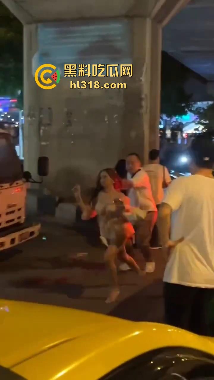 泰国妙龄小仙女发现自己的窝瓜王和女人搭话,吃醋直接暴走,深夜的街头相互殴打,集美的白色丁字裤都出来了!-8