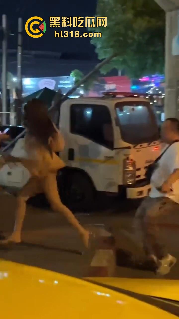 泰国妙龄小仙女发现自己的窝瓜王和女人搭话,吃醋直接暴走,深夜的街头相互殴打,集美的白色丁字裤都出来了!-9