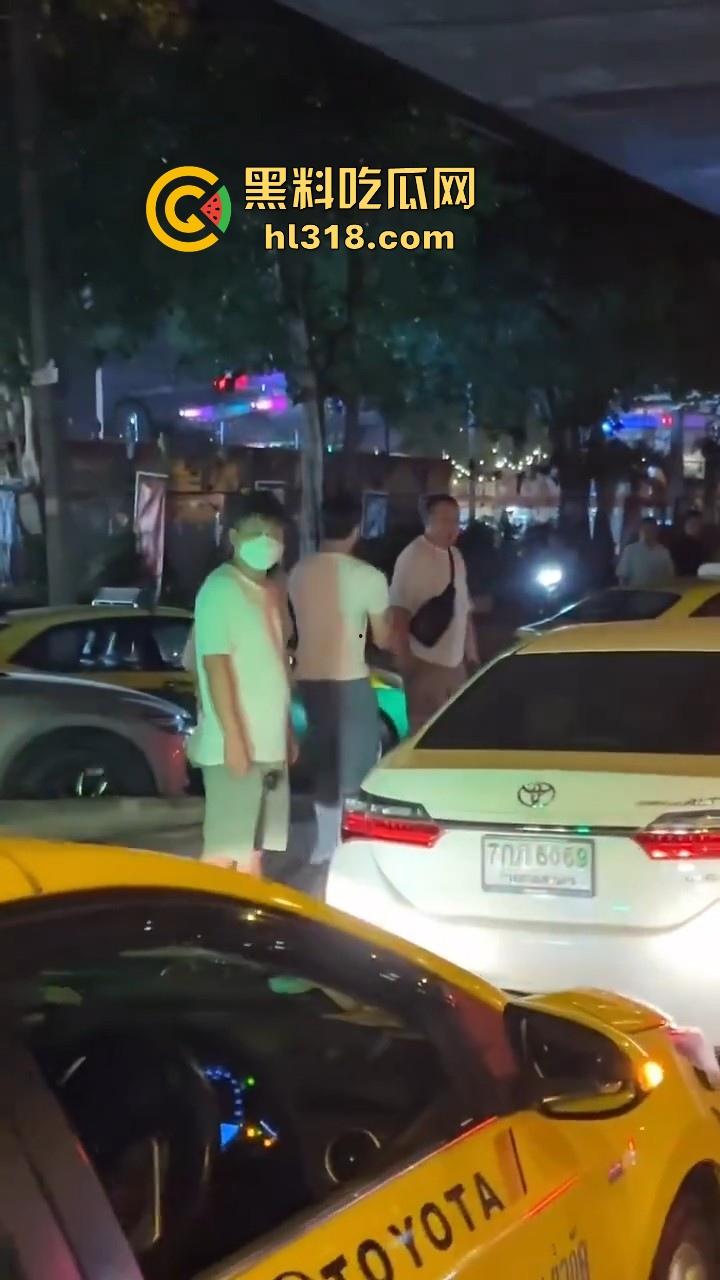 泰国妙龄小仙女发现自己的窝瓜王和女人搭话,吃醋直接暴走,深夜的街头相互殴打,集美的白色丁字裤都出来了!-10