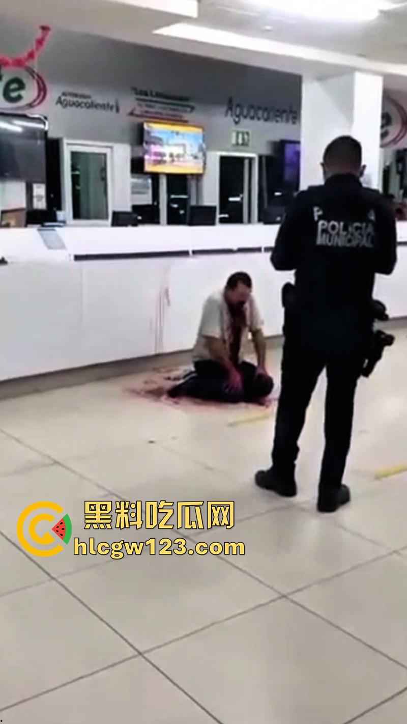 印尼医院自杀割喉,男子被医院诈骗,导致母亲病情恶化死亡,男子在医院杀医生后自杀反抗!-1