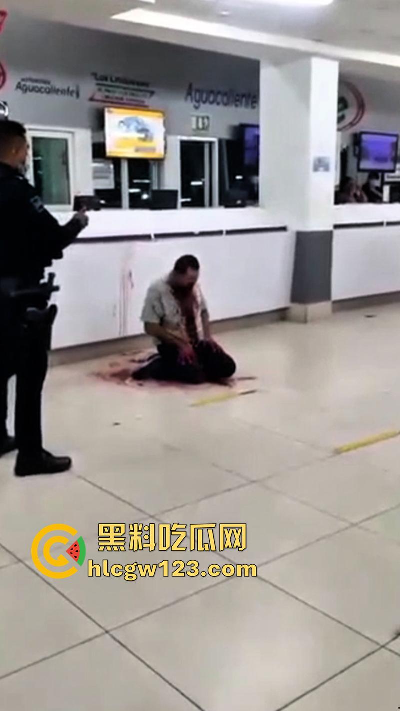印尼医院自杀割喉,男子被医院诈骗,导致母亲病情恶化死亡,男子在医院杀医生后自杀反抗!-2