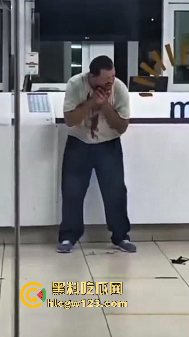 印尼医院自杀割喉,男子被医院诈骗,导致母亲病情恶化死亡,男子在医院杀医生后自杀反抗!-6