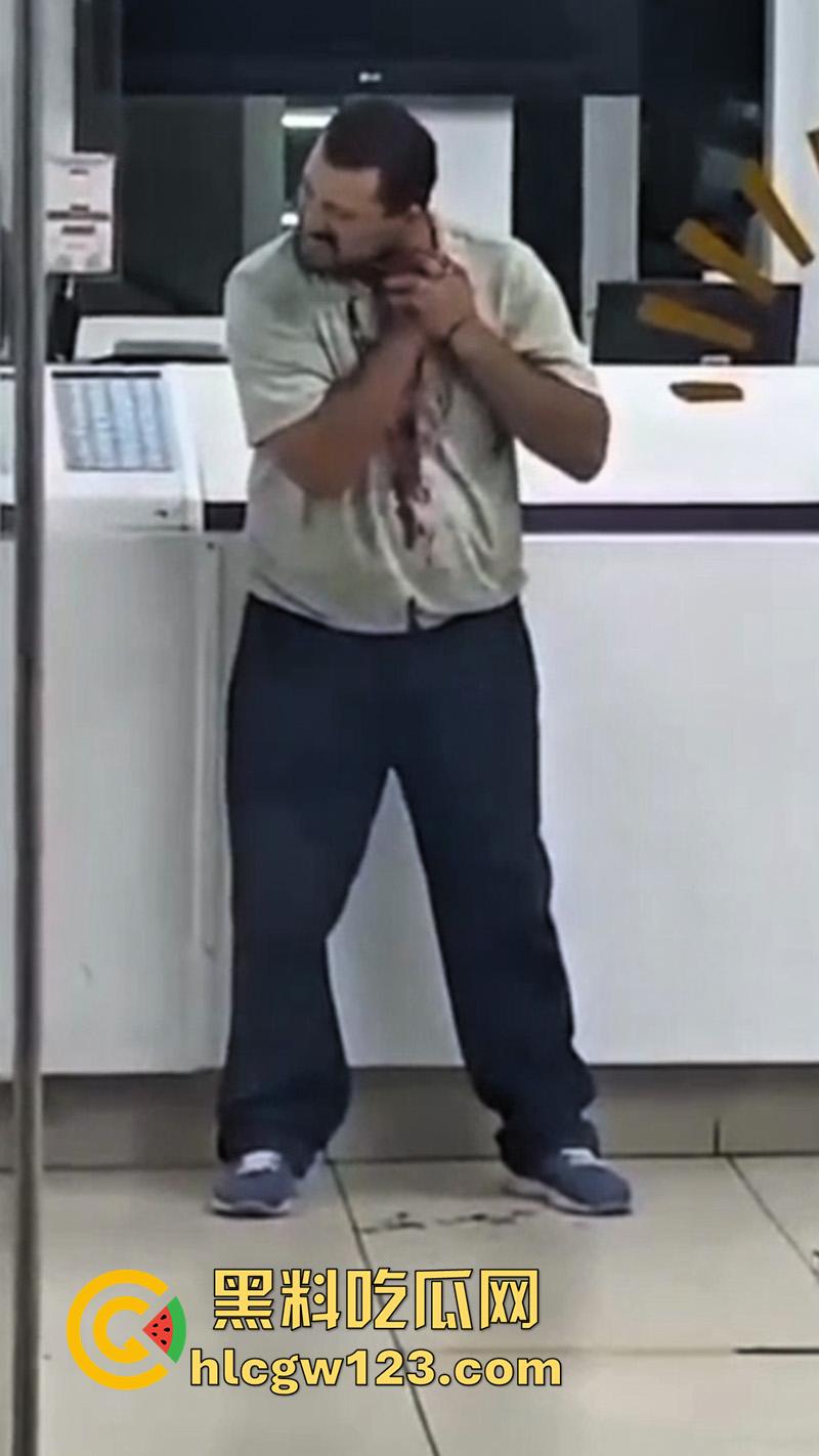 印尼医院自杀割喉,男子被医院诈骗,导致母亲病情恶化死亡,男子在医院杀医生后自杀反抗!-7