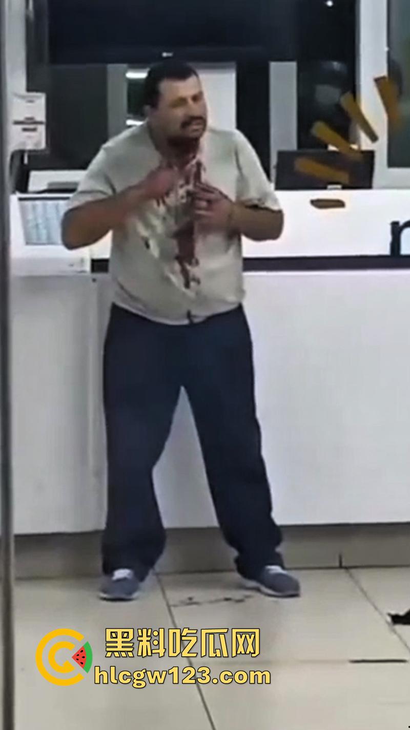 印尼医院自杀割喉，男子被医院诈骗，导致母亲病情恶化死亡，男子在医院杀医生后自杀反抗!-8