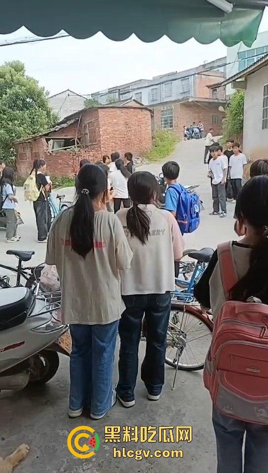 江西赣州某中学学生打群架!围观群众成了吃瓜看戏团场面火爆!-1
