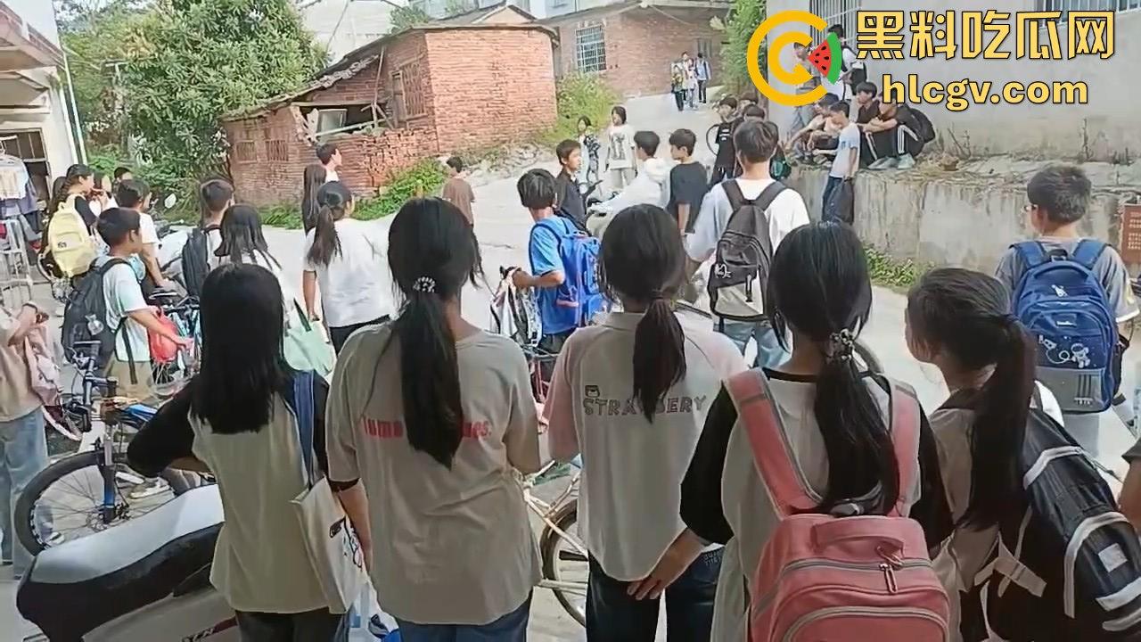 江西赣州某中学学生打群架!围观群众成了吃瓜看戏团场面火爆!-2