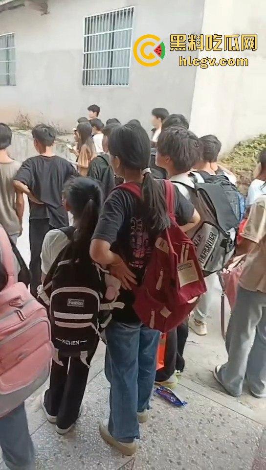 江西赣州某中学学生打群架!围观群众成了吃瓜看戏团场面火爆!-3