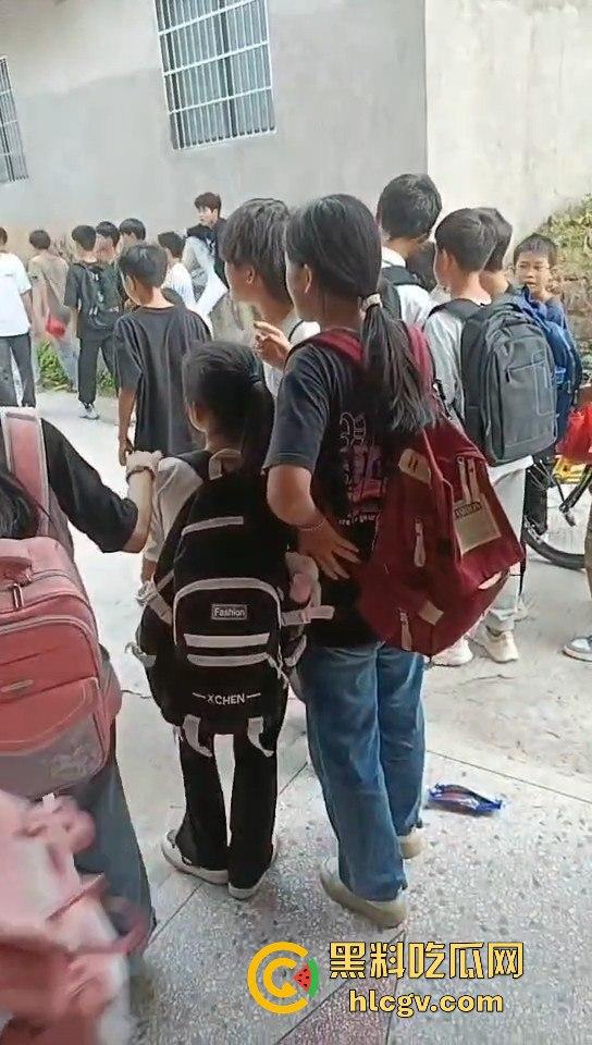 江西赣州某中学学生打群架!围观群众成了吃瓜看戏团场面火爆!-4