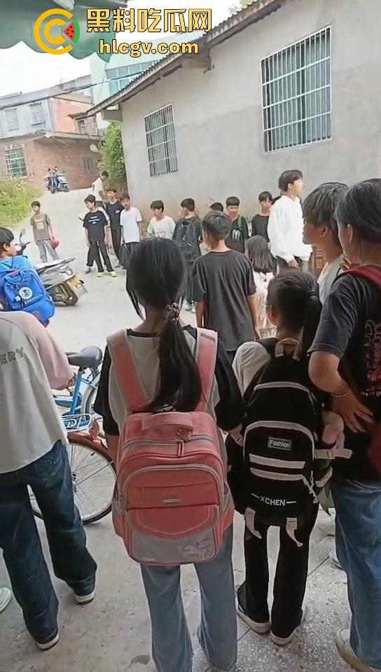 江西赣州某中学学生打群架!围观群众成了吃瓜看戏团场面火爆!-5