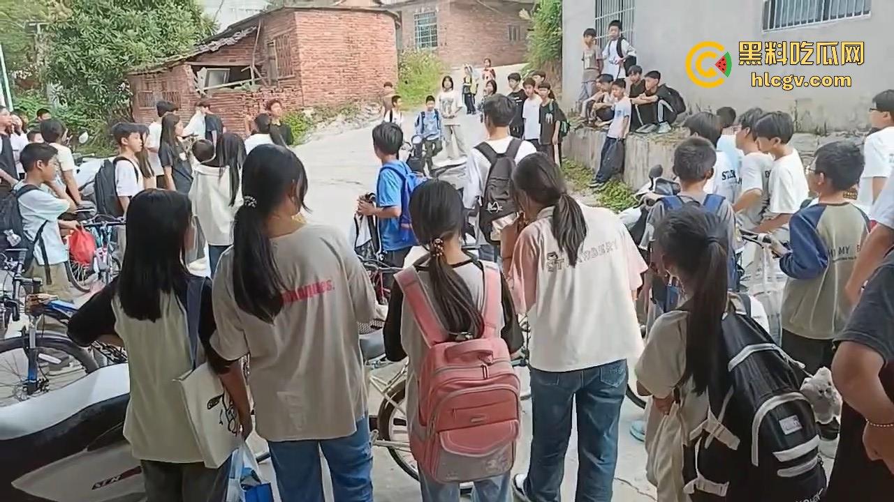 江西赣州某中学学生打群架!围观群众成了吃瓜看戏团场面火爆!-6