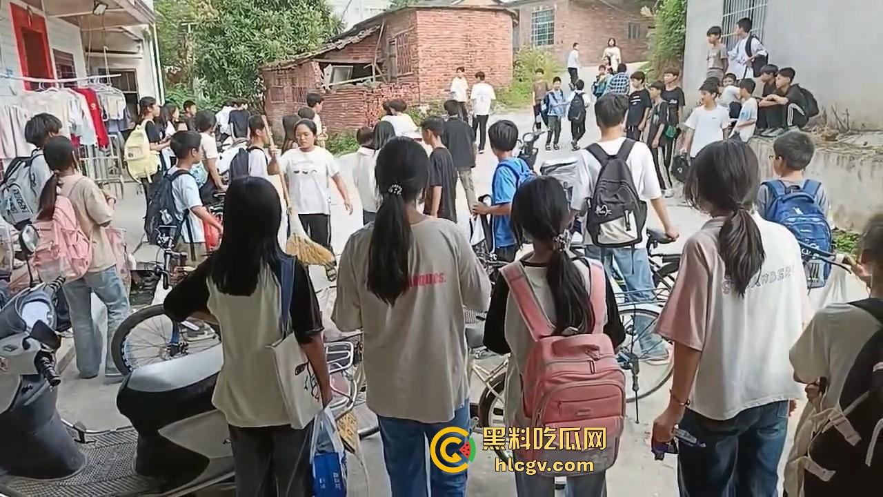 江西赣州某中学学生打群架!围观群众成了吃瓜看戏团场面火爆!-7