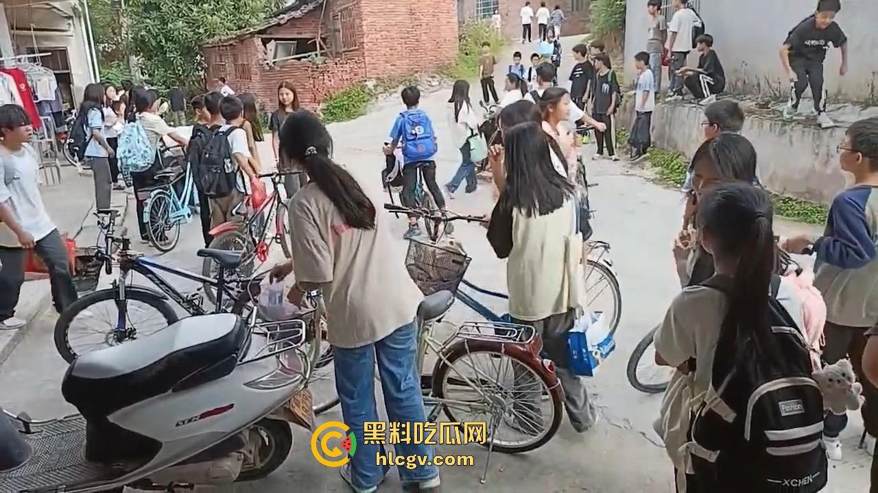 江西赣州某中学学生打群架!围观群众成了吃瓜看戏团场面火爆!-8