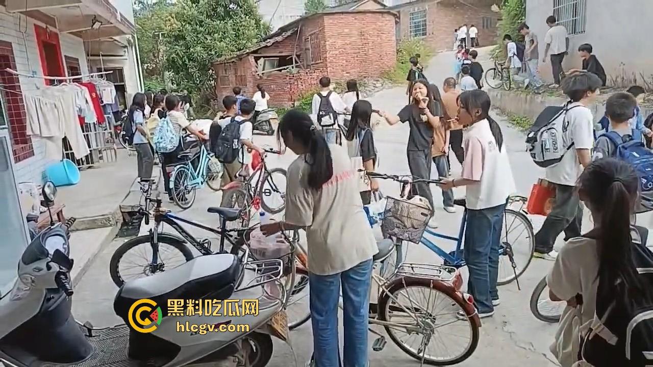 江西赣州某中学学生打群架!围观群众成了吃瓜看戏团场面火爆!-9