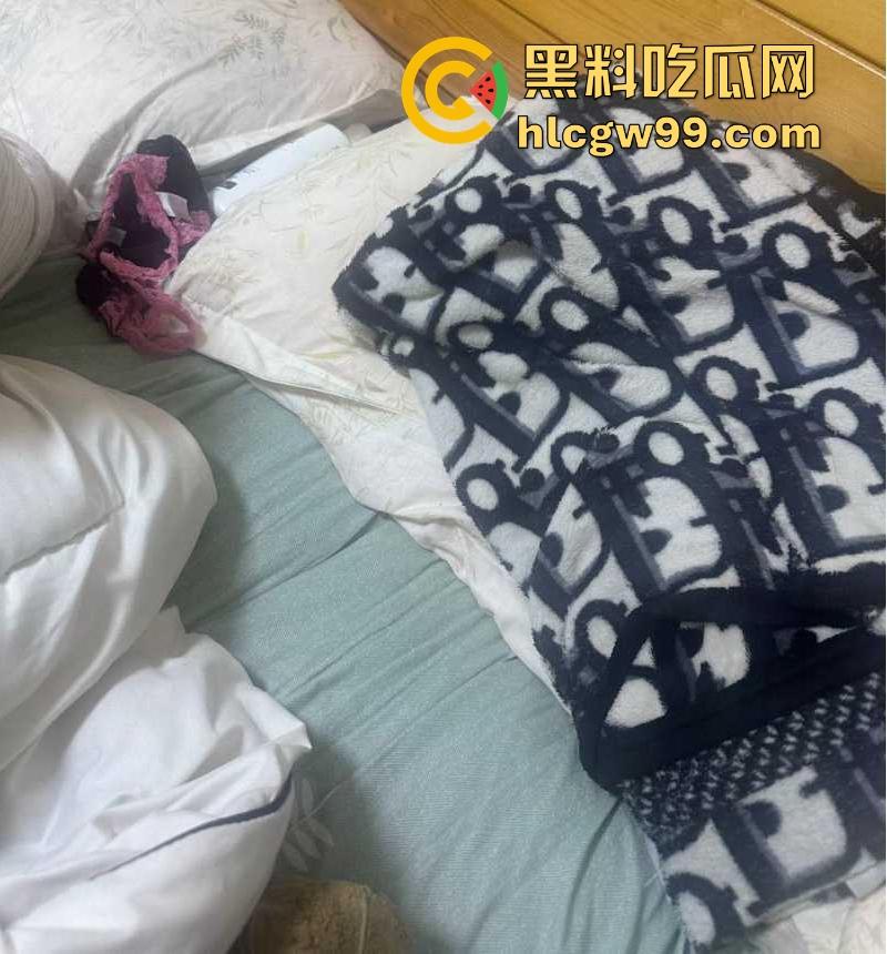 常州精神小妹【费雨心】一个月睡6个男人，做爱时让闺蜜观战，竟还强迫闺蜜睡射满精液的床遭曝光！-16