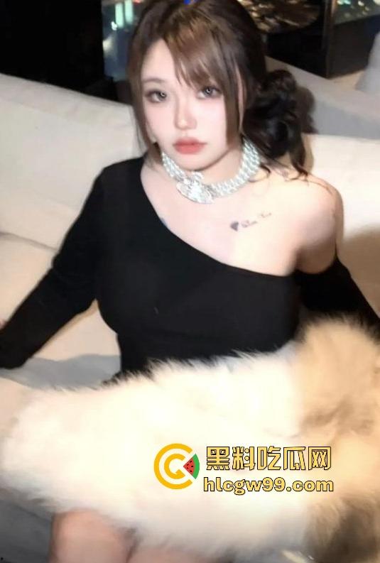 常州精神小妹【费雨心】一个月睡6个男人，做爱时让闺蜜观战，竟还强迫闺蜜睡射满精液的床遭曝光！-23