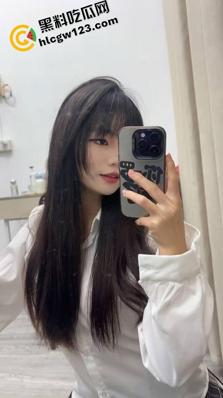 哥哥不在家，弟弟偷拉嫂子楼道猛操，抱着嫂子骚逼无套狂干射满嘴，事后聊骚曝哥哥也爱口爆！-2