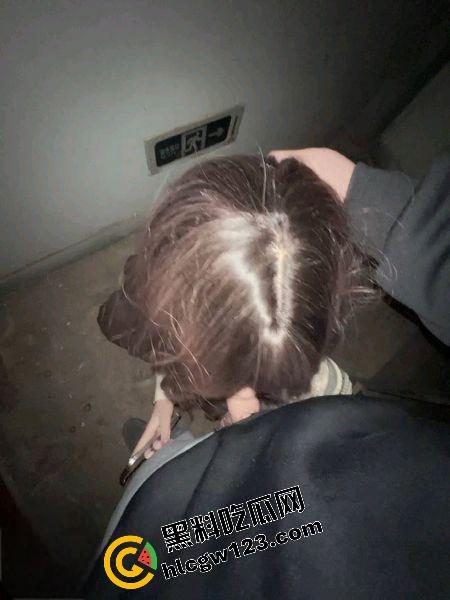 哥哥不在家，弟弟偷拉嫂子楼道猛操，抱着嫂子骚逼无套狂干射满嘴，事后聊骚曝哥哥也爱口爆！-6