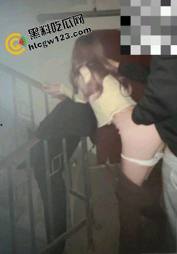 哥哥不在家，弟弟偷拉嫂子楼道猛操，抱着嫂子骚逼无套狂干射满嘴，事后聊骚曝哥哥也爱口爆！-8