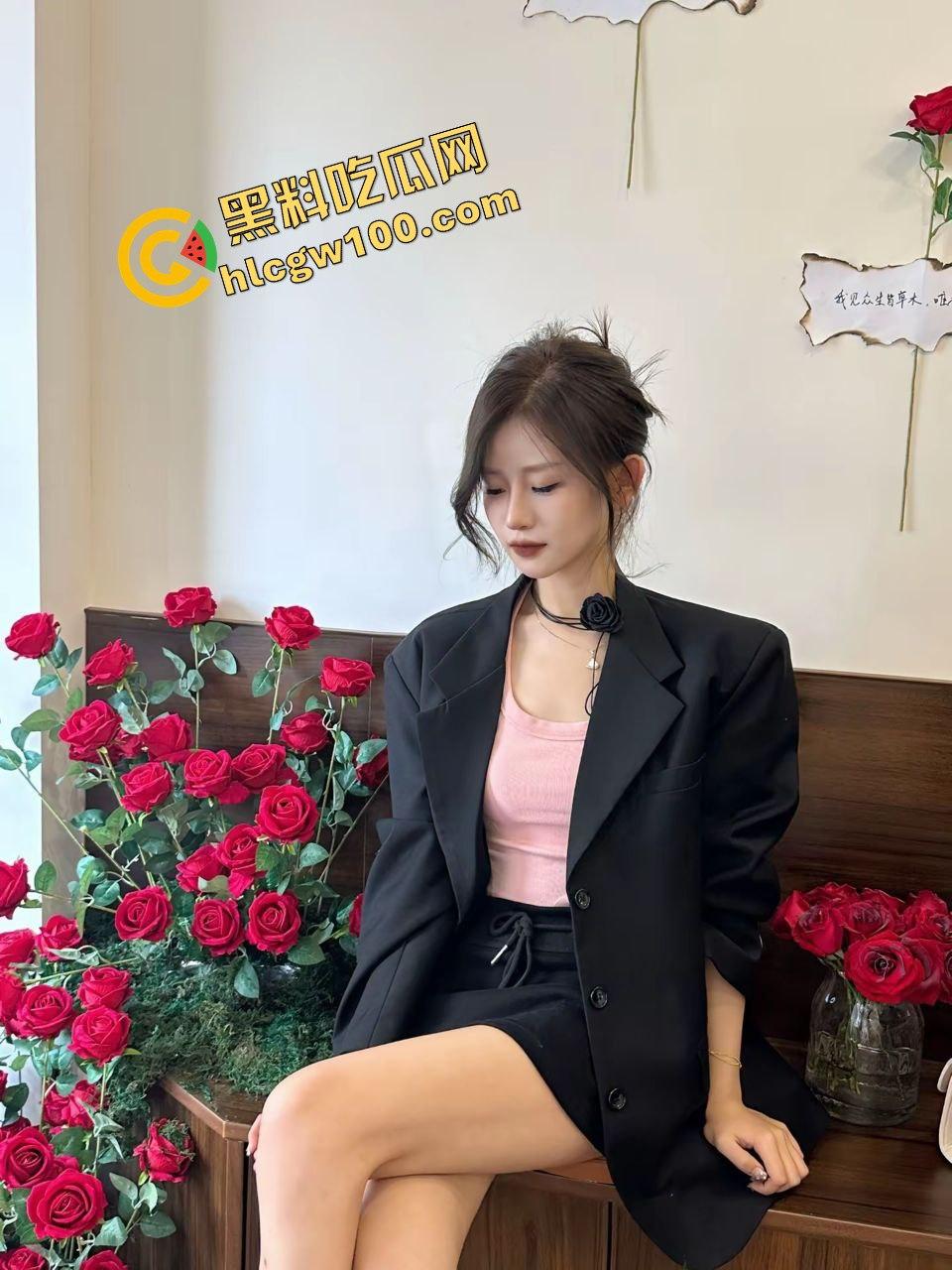 上海多金大哥约炮反差拜金骚鸡『余清思』开奥迪RS成功得吃 车上抠逼酒店操逼 淫乱邂逅独家曝光流出!-4