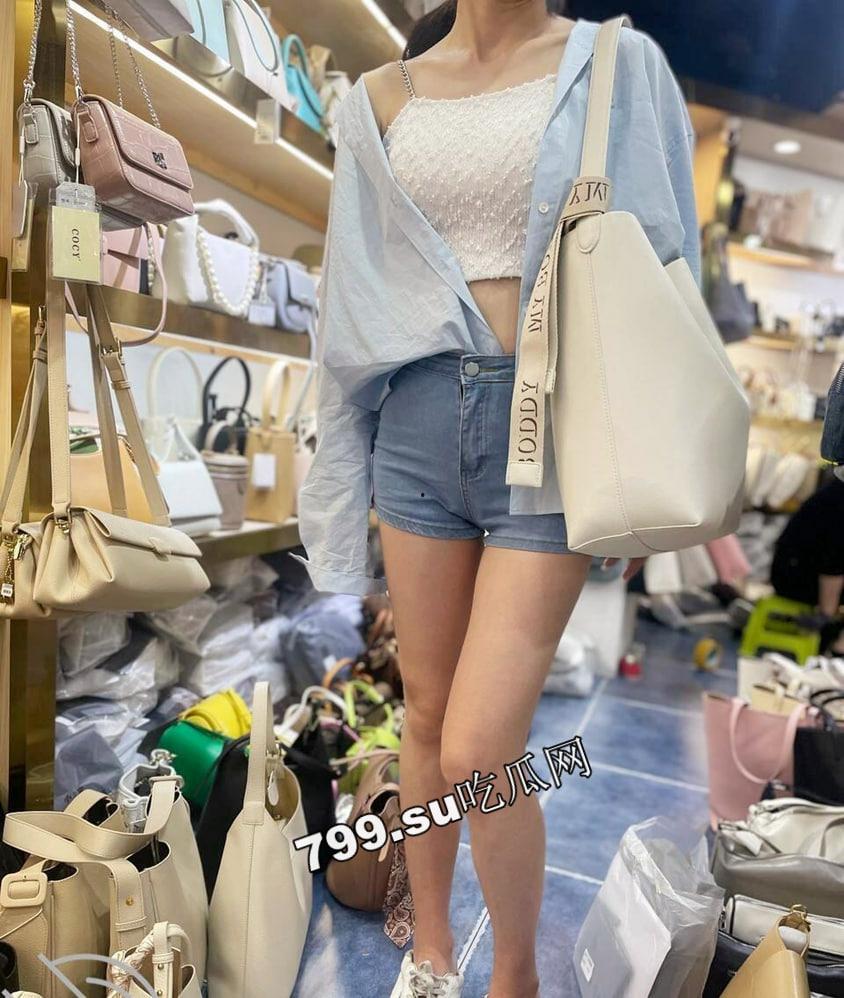 海角社区乱伦大神强上女房东 以记录之名把少妇房东野外按在草地抽插观众太多转战厕所继续-6