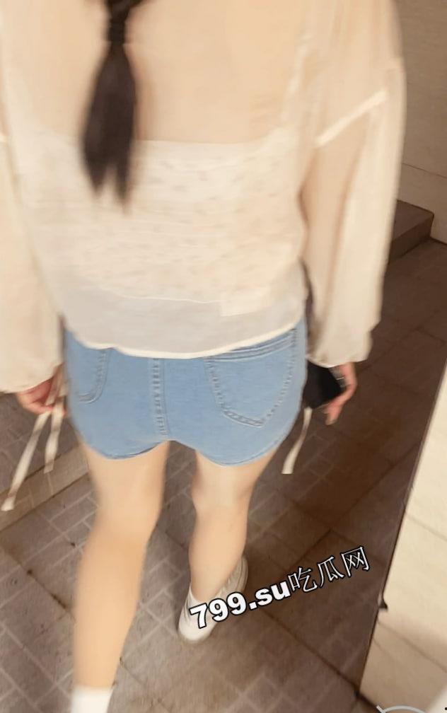 海角社区乱伦大神强上女房东 以记录之名把少妇房东野外按在草地抽插观众太多转战厕所继续-15