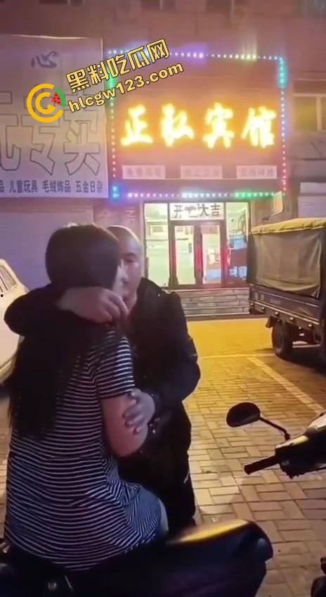 辽宁软饭男真实上演软饭硬吃，足浴店下班接人，老婆被操到下面疼，他还劝她继续干一年！-9