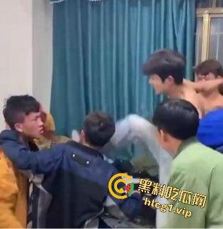 四川凉山纹身精神小伙持酒瓶钢管狠揍同学,血腥场面吓坏网友!-5