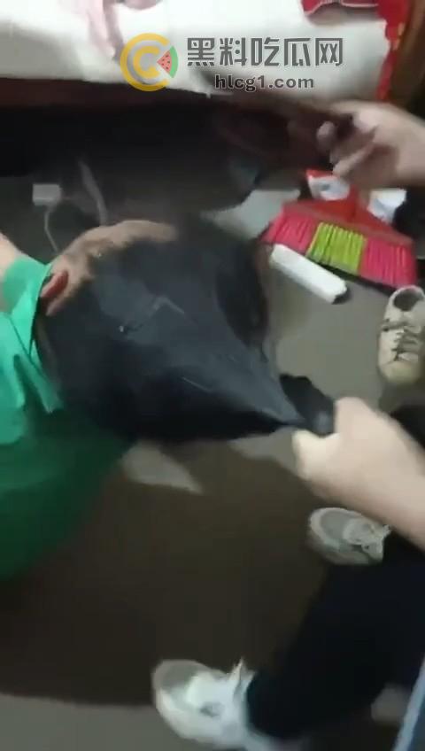 实拍惊人一幕，丈夫带全家捉奸在床，怒火中烧竟现场暴打出轨妻子！-4