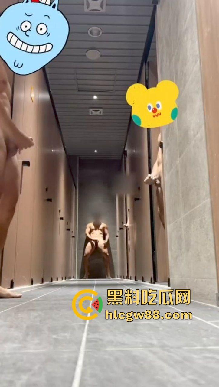 四川成都男gay肌肉健身男团,包下公共厕所大鸟转转激情搞鸡,各自脱光全裸导管撸铁!-7