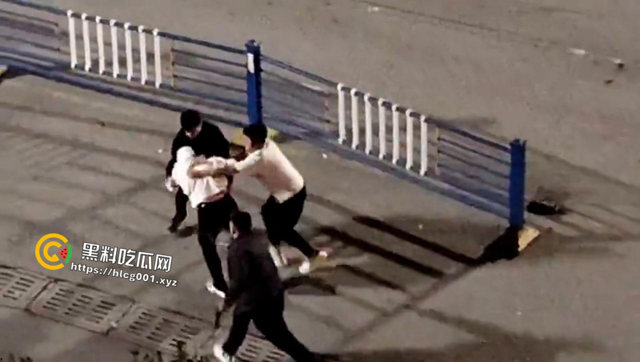 河南信阳古惑仔！大街上持刀砍杀 宛如黑帮片械斗  杀了就走 年轻人就是天不怕地不怕啊-3