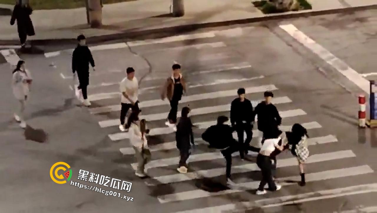 河南信阳古惑仔！大街上持刀砍杀 宛如黑帮片械斗  杀了就走 年轻人就是天不怕地不怕啊-6