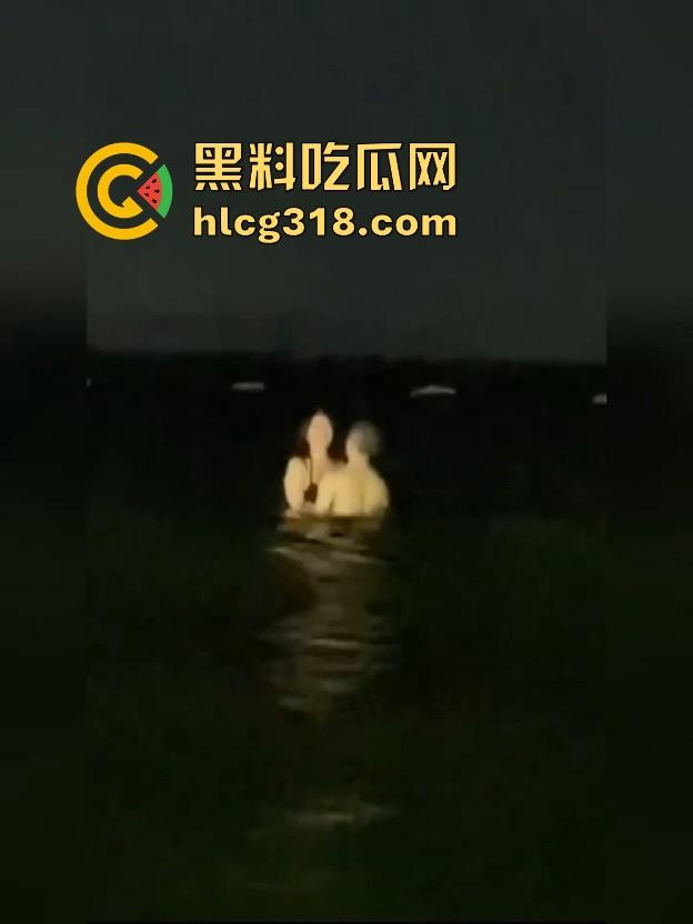 认真做爱无惧环境！携极品苗条情人深夜海边做爱 专注的人在哪都能日逼！-9