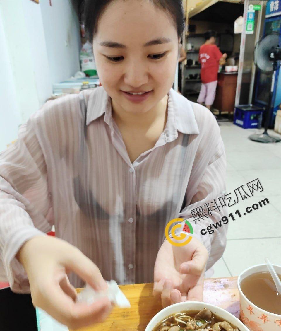 湖南微胖巨乳人妻【刘晓洁】与绿帽癖老公私拍流出！狂野户外露出，雪白丰满撩人心弦，无套狂操淫水四溢-9