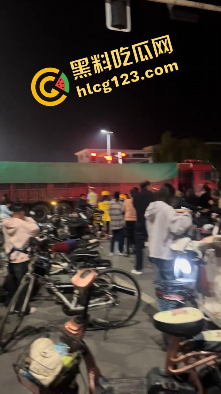 邯郸魏县北环大堵车,疑似挂车司机为伸冤硬堵路,现场一片混乱!-2