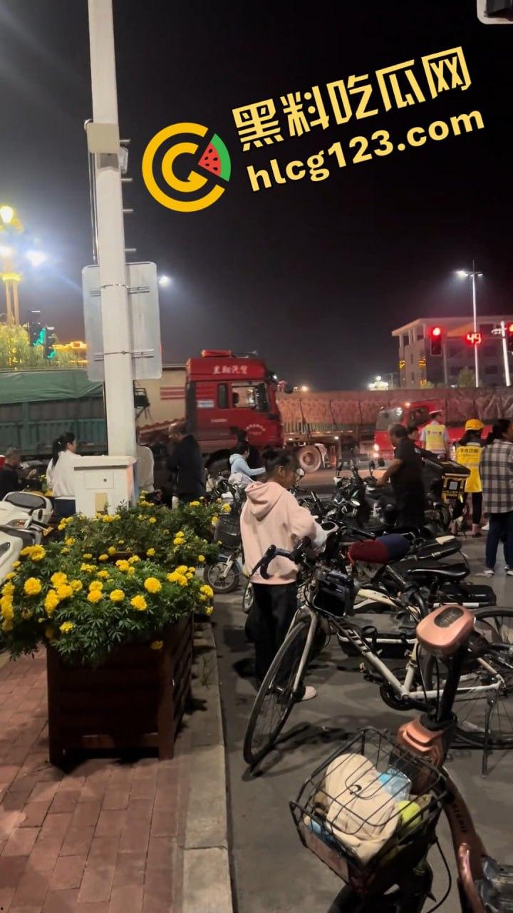 邯郸魏县北环大堵车,疑似挂车司机为伸冤硬堵路,现场一片混乱!-3