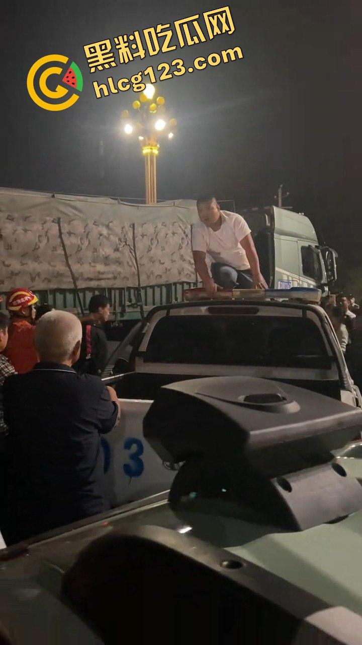 邯郸魏县北环大堵车,疑似挂车司机为伸冤硬堵路,现场一片混乱!-5