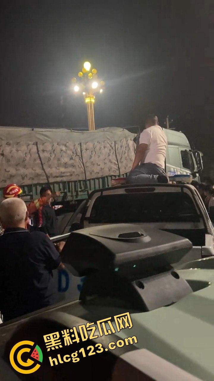 邯郸魏县北环大堵车,疑似挂车司机为伸冤硬堵路,现场一片混乱!-6