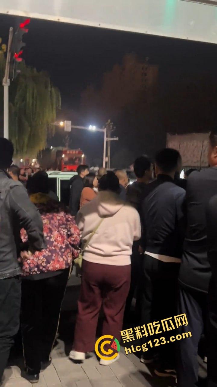 邯郸魏县北环大堵车,疑似挂车司机为伸冤硬堵路,现场一片混乱!-7