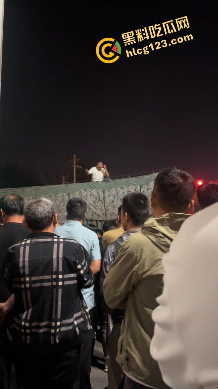 邯郸魏县北环大堵车,疑似挂车司机为伸冤硬堵路,现场一片混乱!-8