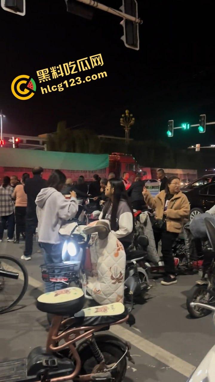 邯郸魏县北环大堵车,疑似挂车司机为伸冤硬堵路,现场一片混乱!-9