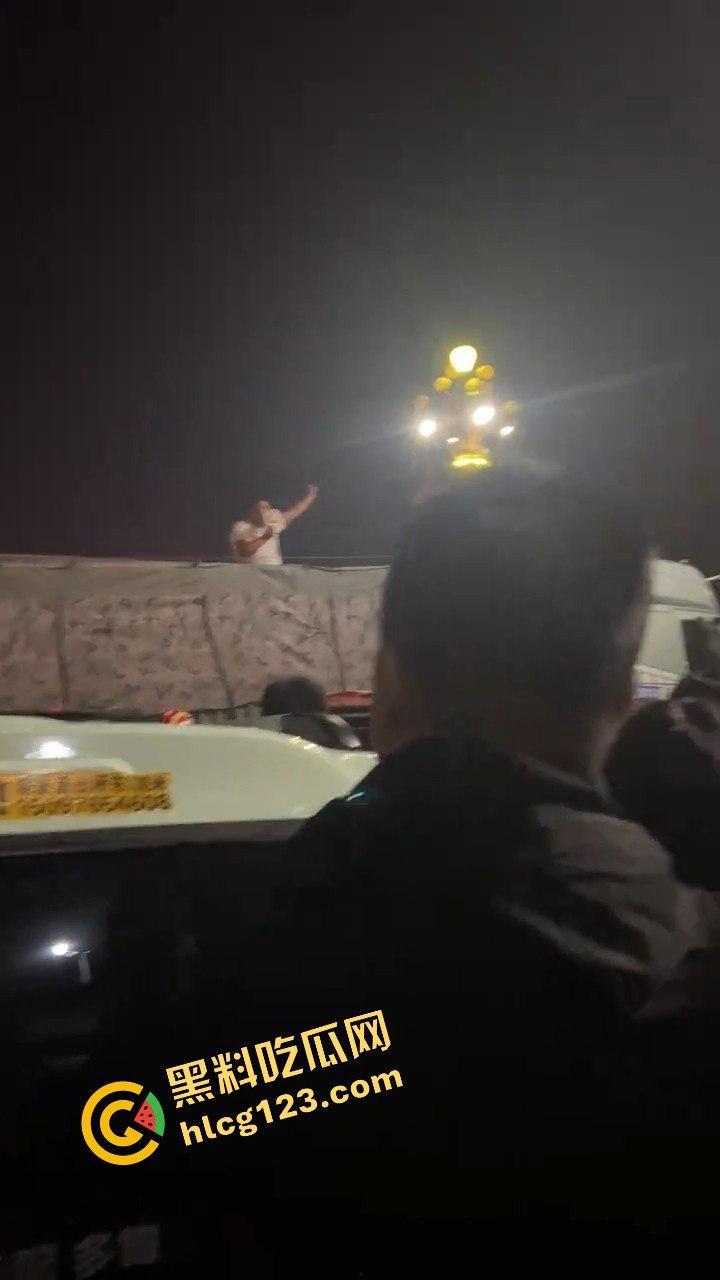 邯郸魏县北环大堵车,疑似挂车司机为伸冤硬堵路,现场一片混乱!-10