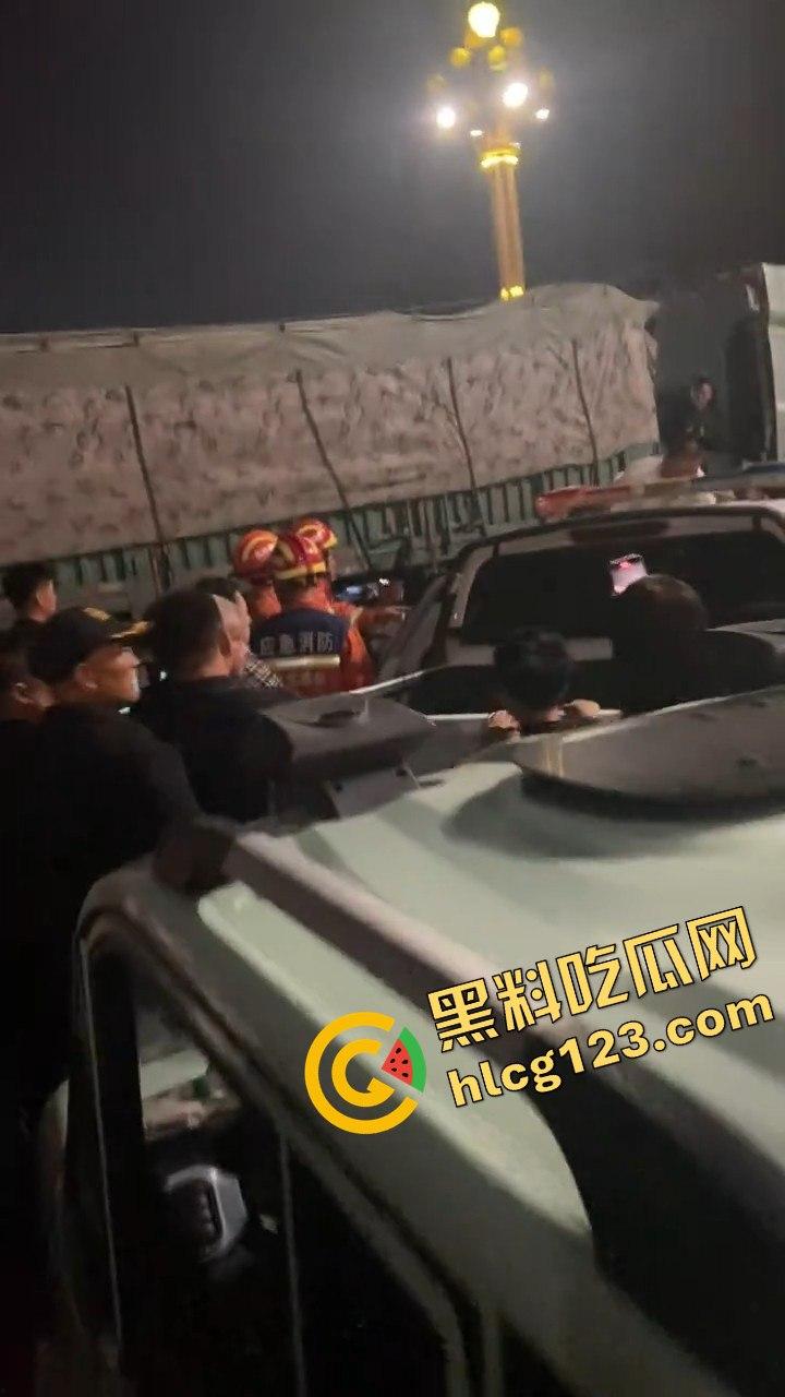 邯郸魏县北环大堵车,疑似挂车司机为伸冤硬堵路,现场一片混乱!-11